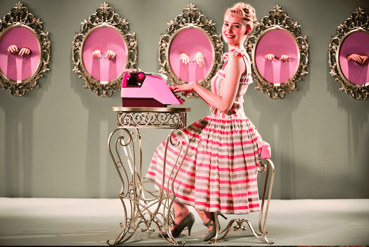 ružová sukňa, pekná žena, písací stroj, akčné ženy