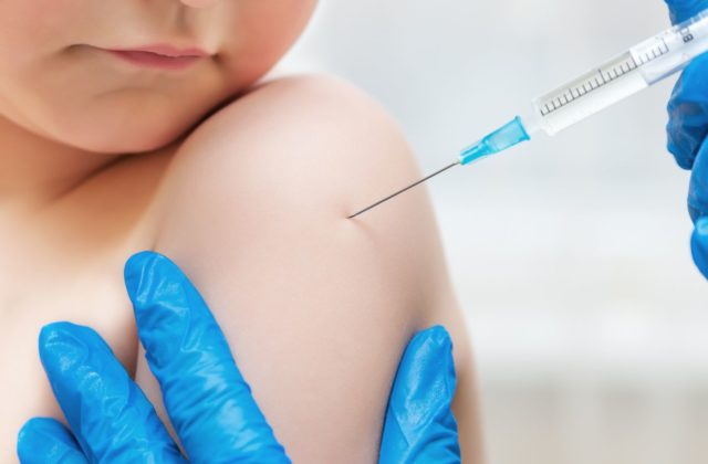Spahn vyzýva obnoviť špecializované vakcinačné centrá, prípady koronavírusu rýchlo pribúdajú