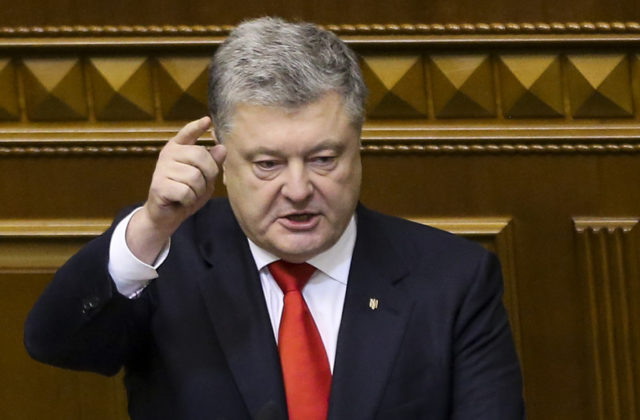 Exprezident Porošenko má na krku obvinenia a plánuje návrat na Ukrajinu, neočakáva zatknutie