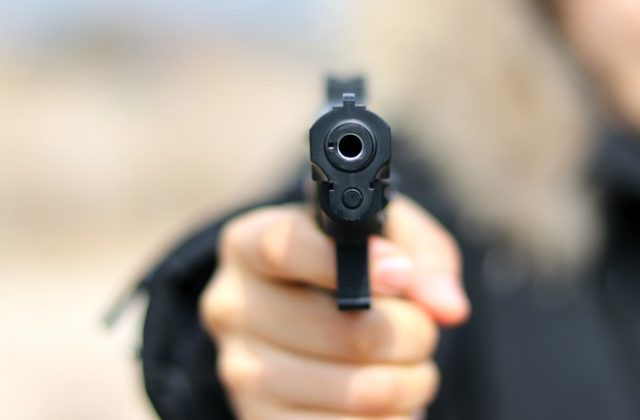 Muž zastrelil v supermarkete ženu, a potom obrátil zbraň aj proti sebe