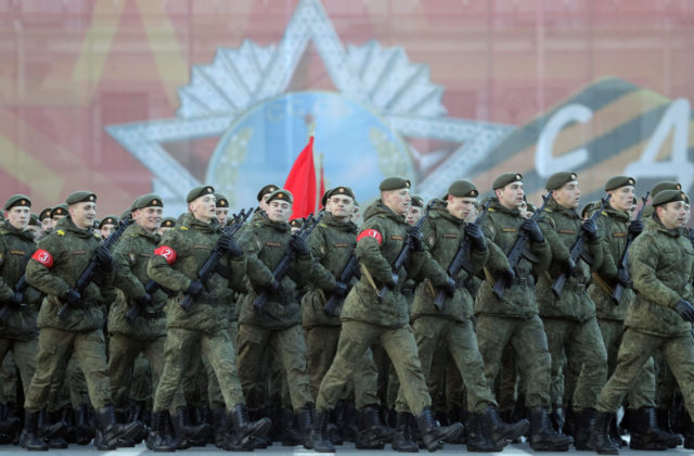 Kremeľ odmieta, že by zhromažďoval vojakov na hraniciach s Ukrajinou, Kyjev neplánuje útok na Donbas