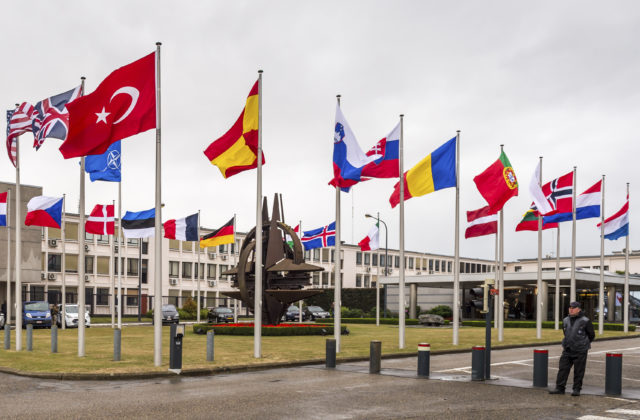 Bieloruskí predstavitelia majú obmedzený vstup do centrály NATO, budú ich brať ako návštevníkov