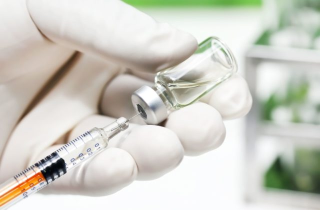 Očkovanie proti COVID-19 bude požadovať len minimum zamestnávateľov, ukázal medzinárodný prieskum