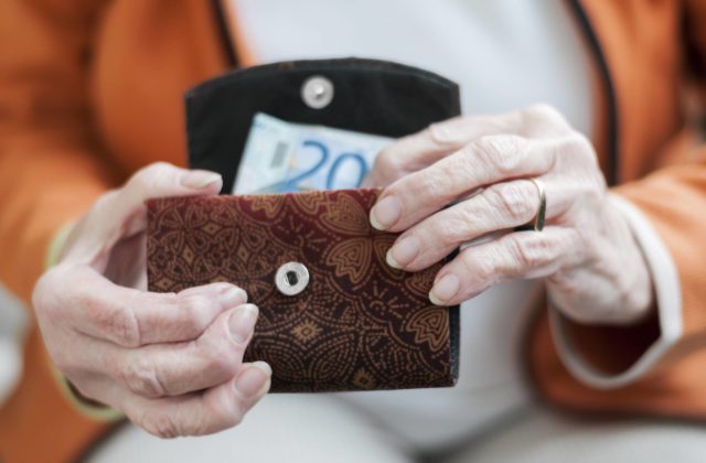Jednota dôchodcov žiada zvýšenie penzií o tri percentá, poukázala na vysoký rast cien tovarov a služieb