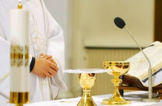 Na Bielu sobotu sú veriaci ponorení do zármutku, nekonajú sa žiadne liturgické obrady