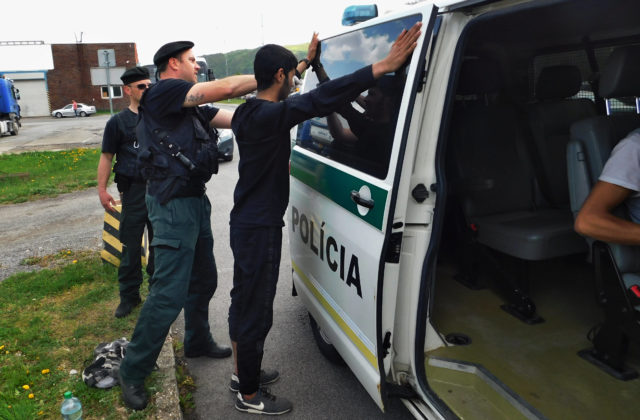 Policajti objavili 11 migrantov, do schengenu sa dostali ukrytí v návese kamióna