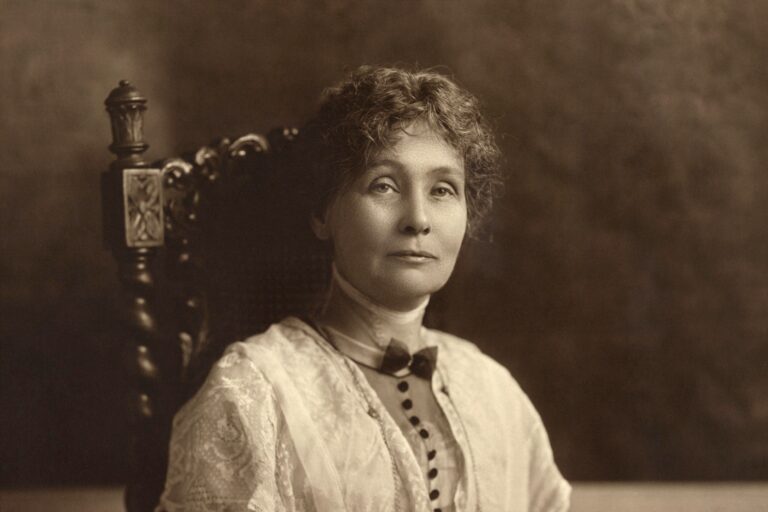 Slávne ženy – Emmeline Pankhurstová, bojovníčka za práva žien – hrdinka alebo agresívna sufražetka?