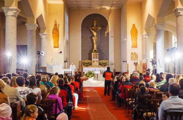 Biskupi súhlasia s podnetom na Ústavný súd pre zákaz bohoslužieb, Figeľovu iniciatívu pokladajú za potrebnú