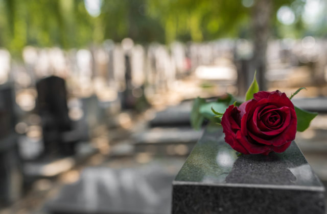Šéf pohrebníctva v Bratislave prišiel o miesto, pozostalým účtoval neprimerané poplatky