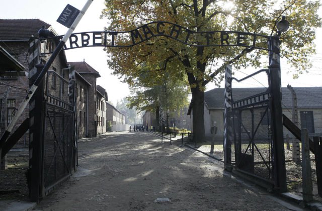 Neďaleko Auschwitzu objavili na brehu rieky ľudské lebky a kosti, mohlo by ísť o masový hrob