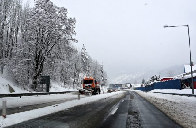 Na väčšine územia Slovenska hrozí sneženie a poľadovica, meteorológovia vydali výstrahy