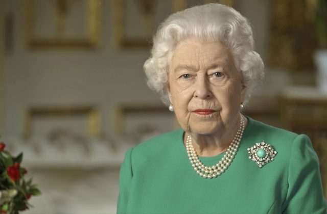 Johnsonov úrad sa ospravedlnil kráľovnej Alžbete II., zamestnanci organizovali párty pred pohrebom princa Filipa