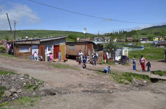 Z rómskej osady Vilčurňa hlásia až sedem percent infikovaných, pohyb obyvateľov reguluje polícia