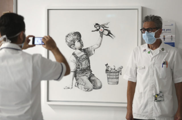 Umelec Banksy si uctil zdravotníkov v nemocnici, vytvoril pre nich úžasné dielo
