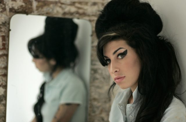 Vydražili veci z pozostalosti Amy Winehouse, milióny dolárov poputujú na konto nadácie