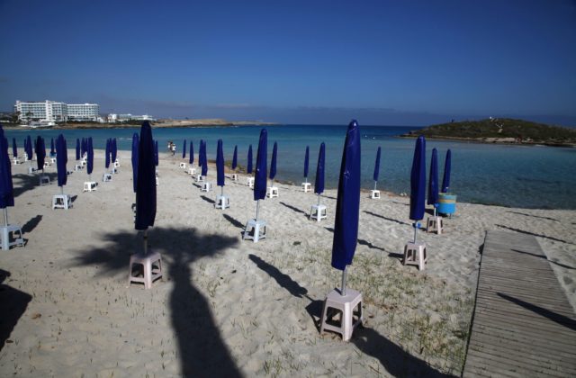 Cyprus sa pripravuje na letnú turistickú sezónu a uvoľnil pravidlá pre ľudí cestujúcich do krajiny