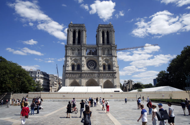 Nádvorie Notre-Dame otvorili pre verejnosť, katedrála bude ešte niekoľko rokov zatvorená
