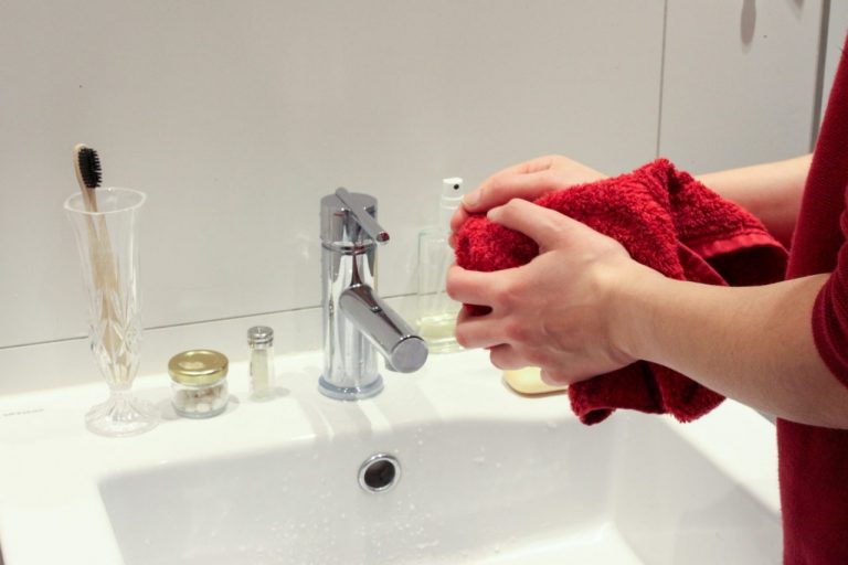 Umývanie rúk je základ. Ako si ich však vysušiť čo najefektívnejšie?