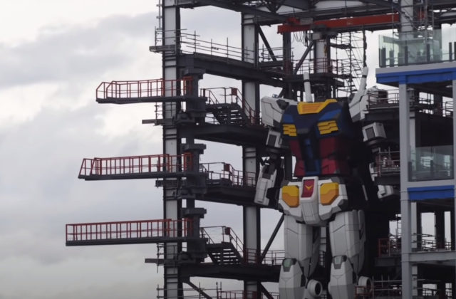 V Japonsku postavili osemnásťmetrového robota Gundama, vie hýbať rukami aj nohami (video)