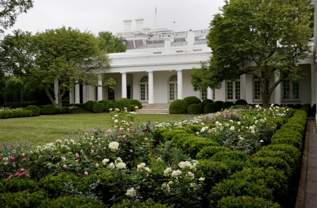 Ružovú záhradu Bieleho domu dokončili včas, Trumpovci odtiaľ vystúpia počas zjazdu republikánov