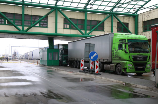 Hraničný priechod Makov je pre kamióny neprejazdný, dôvodom je nehoda v Česku