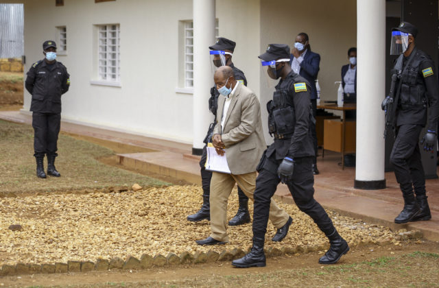 Kritika rwandskej vlády Paula Rusesabaginu z väzby neprepustili, obvinený je z 13 trestných činov