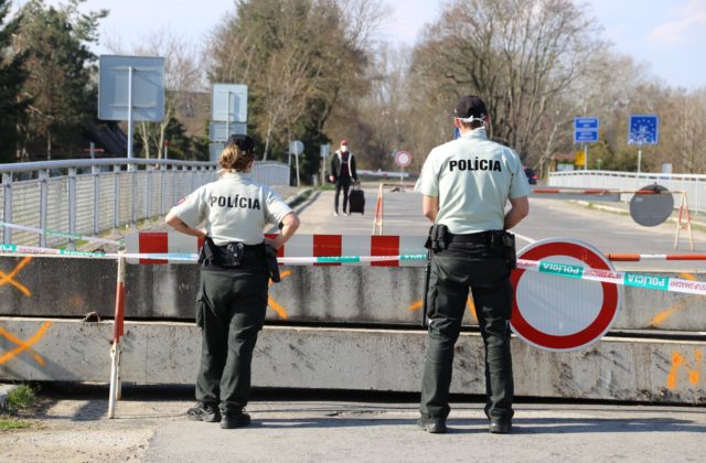 Zákaz vychádzania platí aj pre osoby vstupujúce na Slovensko, upozorňuje polícia