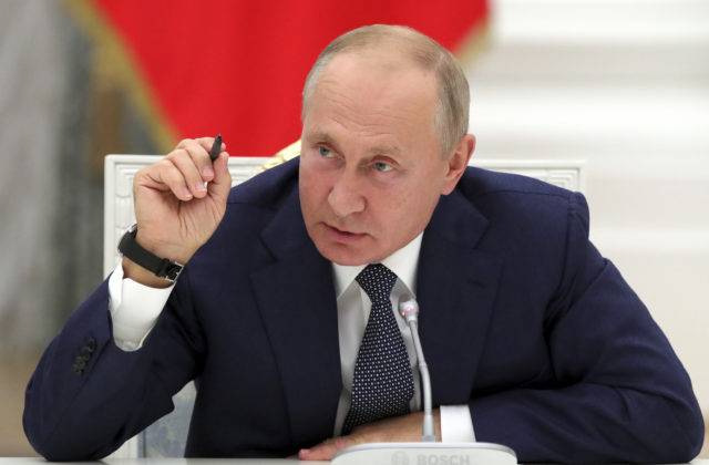 Putin telefonoval s Macronom, chce pomôcť s deeskaláciou napätia na hraniciach s Bieloruskom