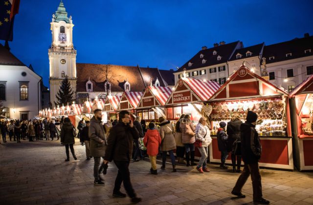Brány vianočných trhov na Hlavnom a Františkánskom námestí sa otvoria už v piatok, pripravený je aj pestrý program