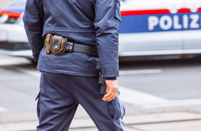 Rakúska polícia zatkla pätnástich prevádzačov, ktorí do krajiny pašovali ľudí cez Slovensko aj Česko