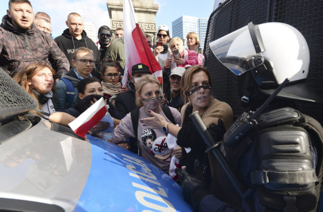 Poľský premiér odsúdil protesty voči zákazu interrupcií. Zhromažďovať sa je zakázané, pripomína