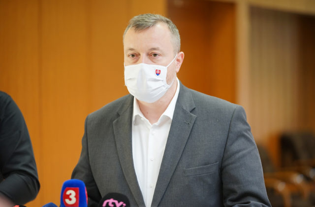Krajniak zrejme podporí odvolanie šéfa policajnej inšpekcie Szabóa, k jeho zatknutiu sa odmietol vyjadriť