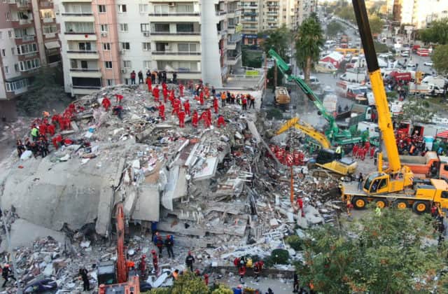 Zemetrasenie v Turecku a Grécku má najmenej 28 obetí, ďalšie ešte môžu byť v zrútených budovách (video)