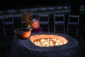 dieťa sviečky cintorín