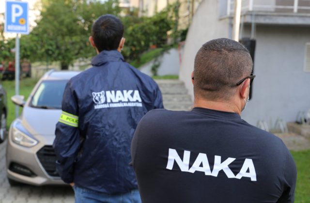 NAKA zasahuje na západnom Slovensku, policajti zadržali viacero osôb