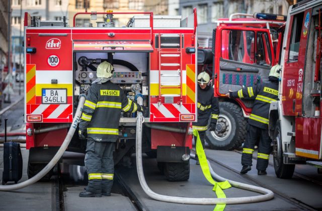 Bratislavskí hasiči zasahovali pri požiari bytov, oheň sa rozšíril aj na vyššie poschodia