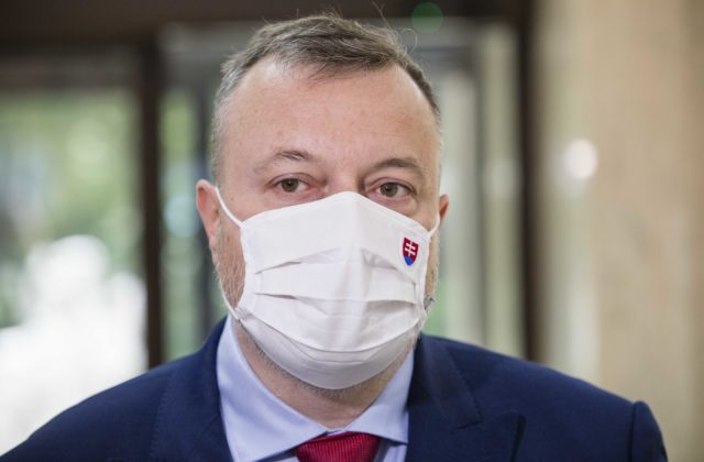 Minister Krajniak možno umožní firmám pýtať sa zamestnancov, či sú očkovaní