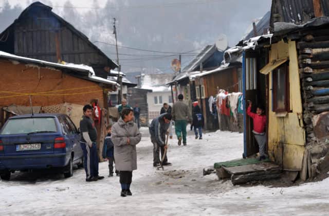 Preľudnené domácnosti aj materiálna deprivácia, rozdiely v životných podmienkach Rómov a majority pretrvávajú