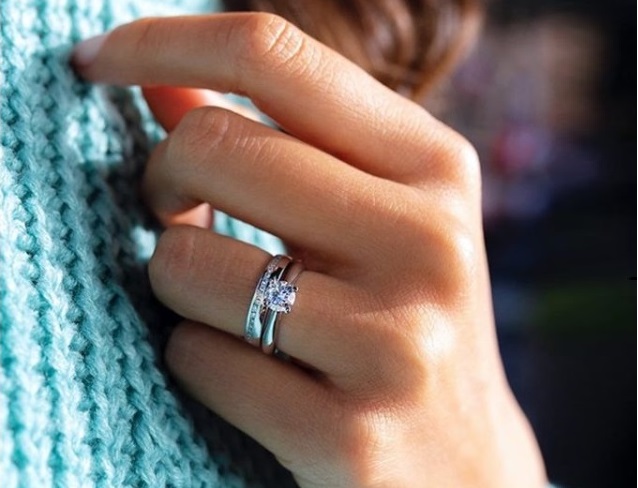 Snubné prstene, ktoré symbolizujú lásku a nehu