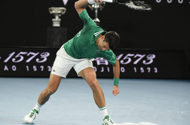 Djokovič si zahrá semifinále na Australian Open, v dueli so Zverevom zničil raketu (video)