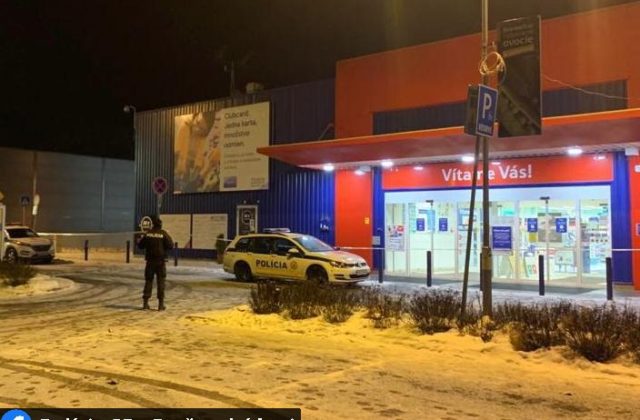 Rukojemnícka dráma v Kežmarku: Muž zadržiaval ženu v supermarkete, ešte predtým mal zavraždiť rodičov