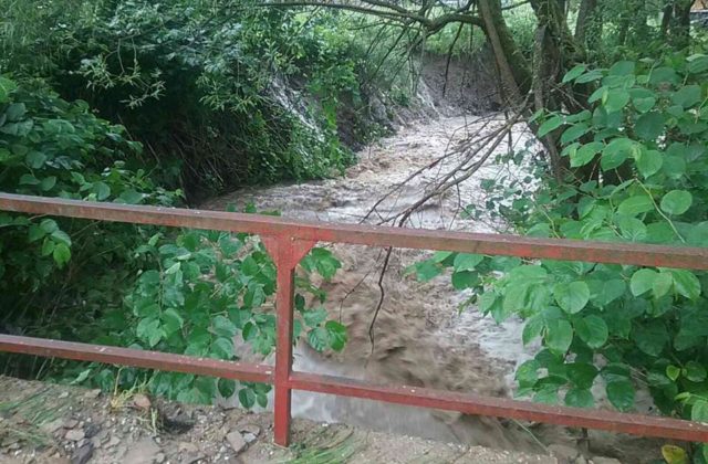 Dvom okresom na východe Slovenska hrozia povodne, meteorológovia varujú aj pred poľadovicou