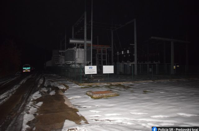 Požiar poškodil elektrickú stanicu v Snine, mesto a okolité obce boli bez elektriny (foto)