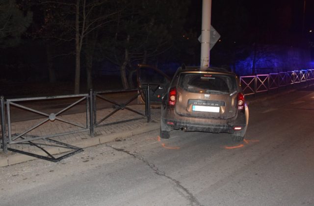 Muž v Poprade prešiel s autom do protismeru a opileckú jazdu zakončil v stĺpe verejného osvetlenia