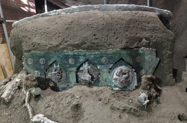 V Pompejach našli neporušený koč používaný na slávnostné obrady, označili ho za výnimočný objav