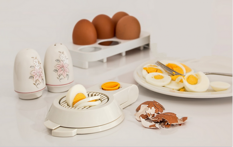 Praktické tipy, ako si vyprodukovať vlastné, zdravé a kvalitné domáce vajíčka
