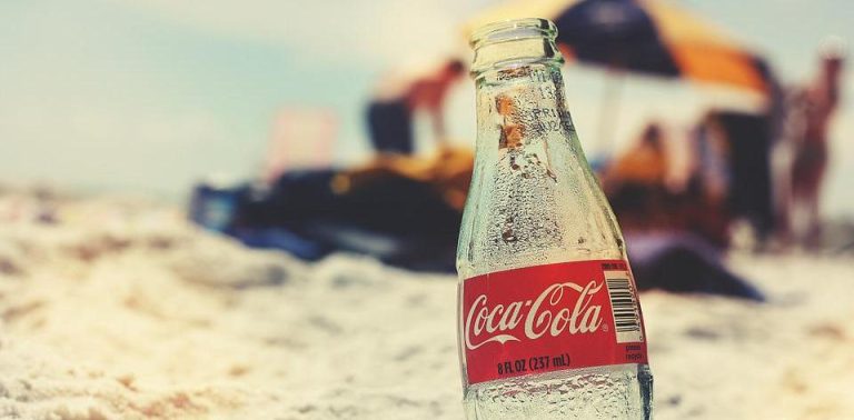 Coca-Cola chce byť eko, do obehu pošle prvé papierové fľaše