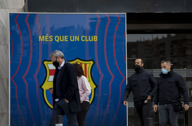 Polícia prehľadala sídlo veľkoklubu FC Barcelona, bývalý prezident skončil za mrežami