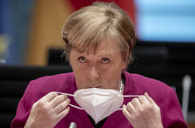 Merkelovej poslanec sa vzdá kresla v parlamente, jeho firma profitovala z obstarávania rúšok