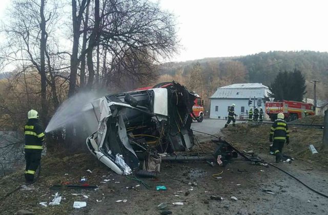 V banskobystrickej mestskej časti Iliaš sa zrazil vlak s autobusom (foto)
